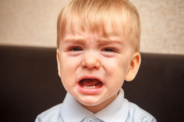 Niño llorando en voz alta, retrato de cerca —  Fotos de Stock