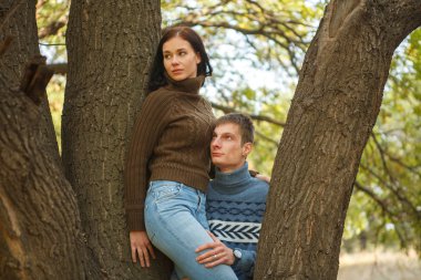 parkta ağaçların arasında poz Çift