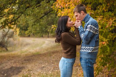 adam nefes onun ellerini kız ısıtıyor. Park açık havada