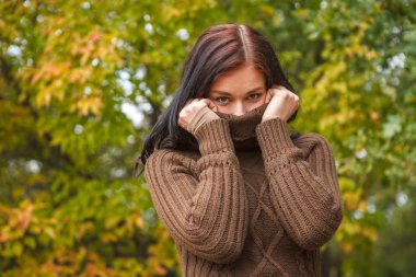 sonbahar Park kahverengi bir kazak kız güzel