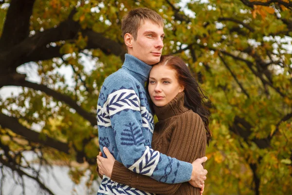 Pareja amorosa en un parque al aire libre —  Fotos de Stock