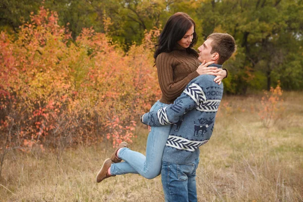 Fille aux mains de l'homme. Un couple amoureux marchant à l'automne — Photo