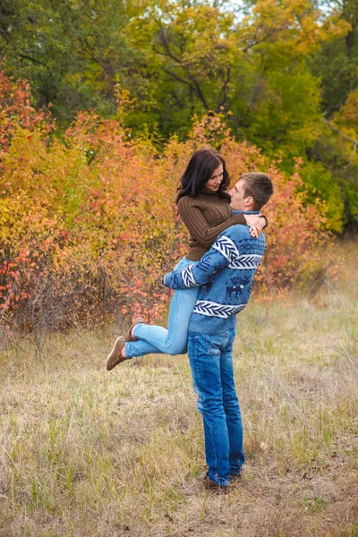 Girl at the hands of Man. A loving couple walking in the autumn — Stock Photo, Image