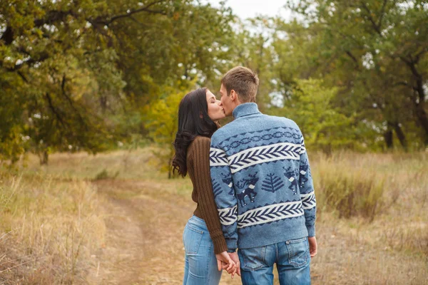 愛するカップル屋外秋の公園でキス — ストック写真