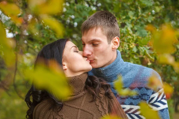 Una pareja amorosa besándose en el parque de otoño al aire libre — Foto de Stock