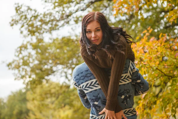 Flicka i händerna på Man. Ett älskande par promenader i höst — Stockfoto