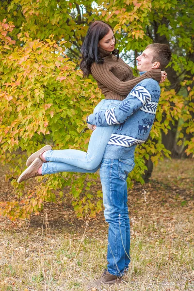 Chica a manos del Hombre. Una pareja amorosa caminando en otoño — Foto de Stock