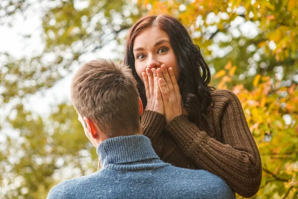 Fille aux mains de l'homme. Un couple amoureux marchant à l'automne — Photo