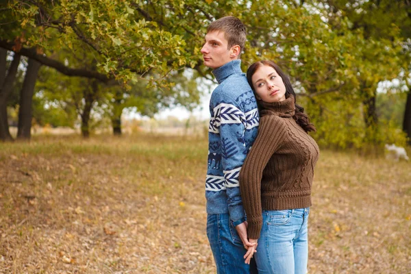 Loving couple in the park. Back to back — Stock Photo, Image