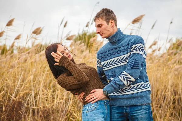 Couple embraces on the shore of the pond in the park — Stock Photo, Image