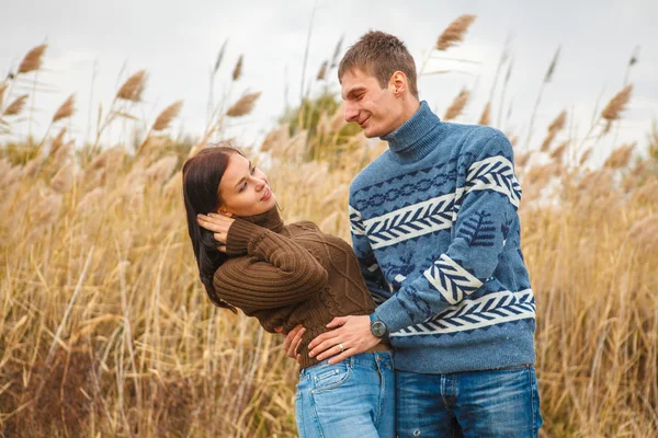 Couple embrasse sur le rivage de l'étang dans le parc — Photo