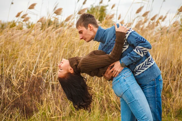 Pareja abraza en la orilla del estanque en el parque —  Fotos de Stock