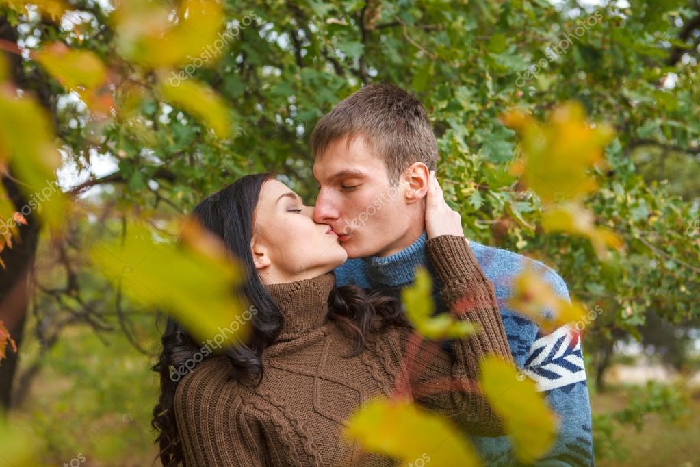 愛するカップル屋外秋の公園でキス — ストック写真 © Toomler 89951928