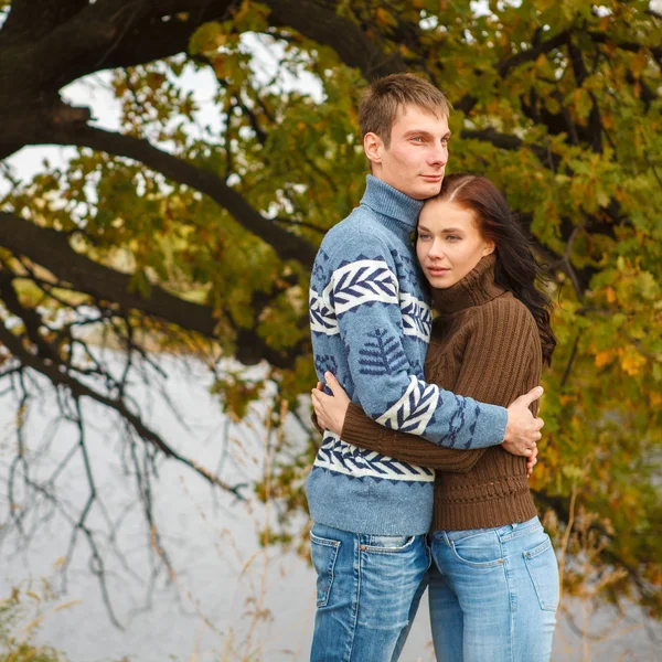 Casal amoroso em um parque ao ar livre — Fotografia de Stock