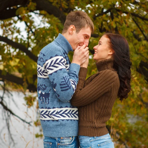 Loving couple in a park on the outdoors — Stock Photo, Image