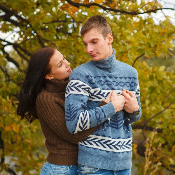 Loving couple in a park on the outdoors — Stock Photo, Image