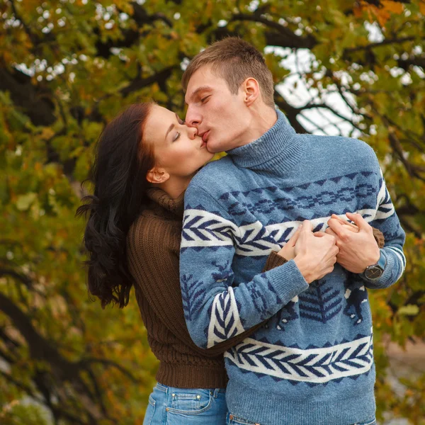 Pareja amorosa en un parque al aire libre — Foto de Stock