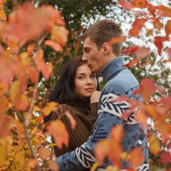 Verliefde paar in een park op het buitenleven — Stockfoto