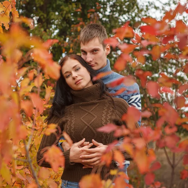 Verliefde paar in een park op het buitenleven — Stockfoto