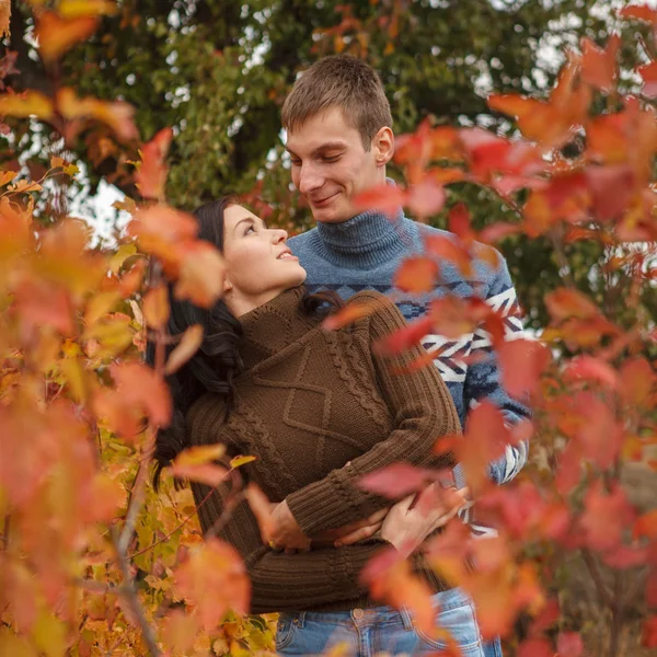 Casal amoroso em um parque ao ar livre — Fotografia de Stock