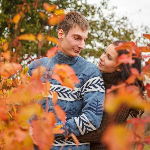 Casal amoroso em um parque ao ar livre — Fotografia de Stock