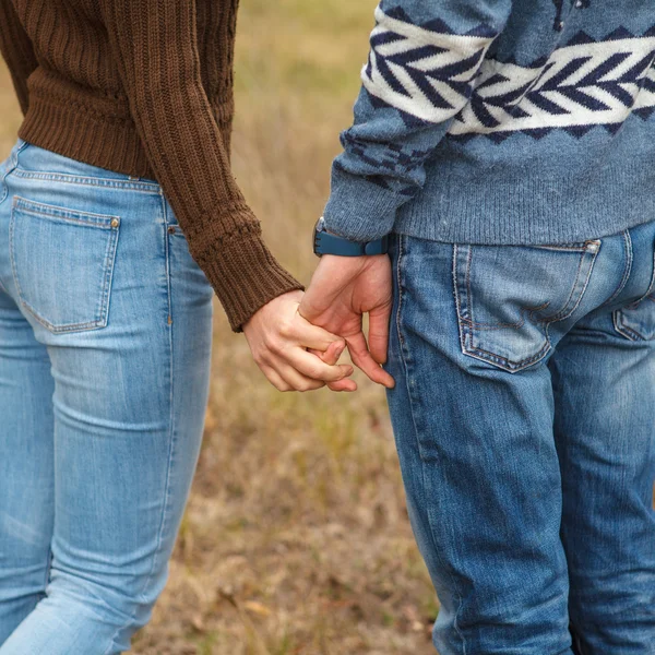 Casal andando no parque ao ar livre — Fotografia de Stock