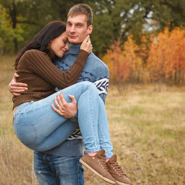 男の手で女の子秋に歩く愛するカップル — ストック写真