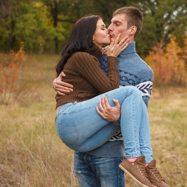 Rapariga nas mãos do Homem. Um casal amoroso caminhando no outono — Fotografia de Stock