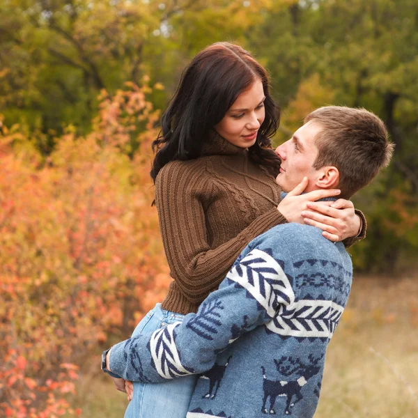 Meisje door toedoen van Man. Een verliefde paar wandelen in de herfst — Stockfoto