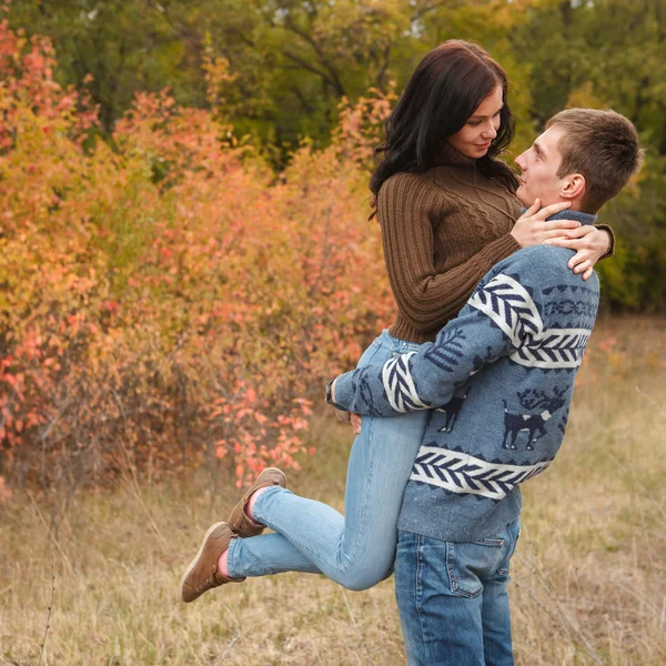 Girl at the hands of Man. A loving couple walking in the autumn — Stock Photo, Image
