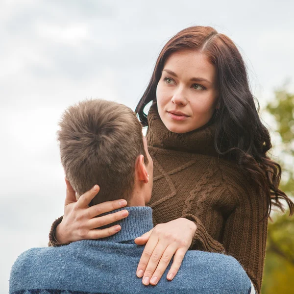 Chica a manos del Hombre. Una pareja amorosa caminando en otoño —  Fotos de Stock