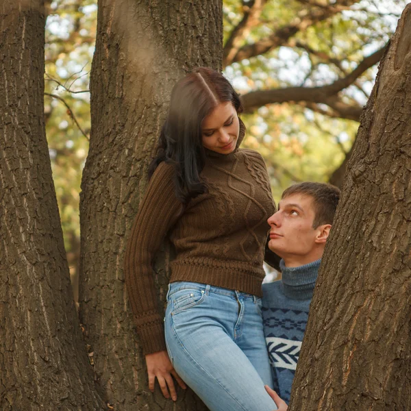Casal posando no parque entre as árvores — Fotografia de Stock