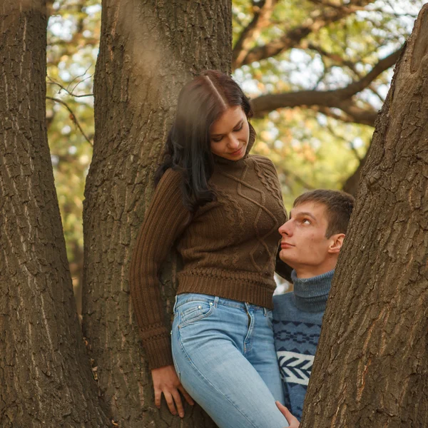 Pareja posando en el parque entre los árboles —  Fotos de Stock