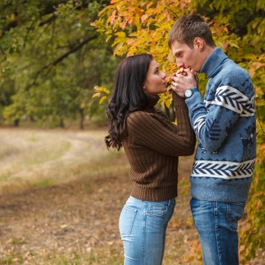 adam nefes onun ellerini kız ısıtıyor. Park açık havada