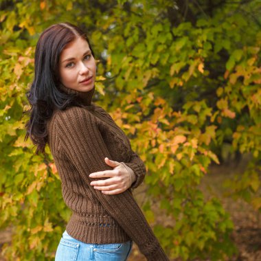 sonbahar Park kahverengi bir kazak kız güzel