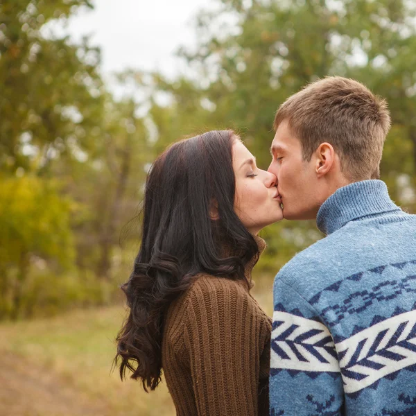 Una pareja amorosa besándose en el parque de otoño al aire libre —  Fotos de Stock