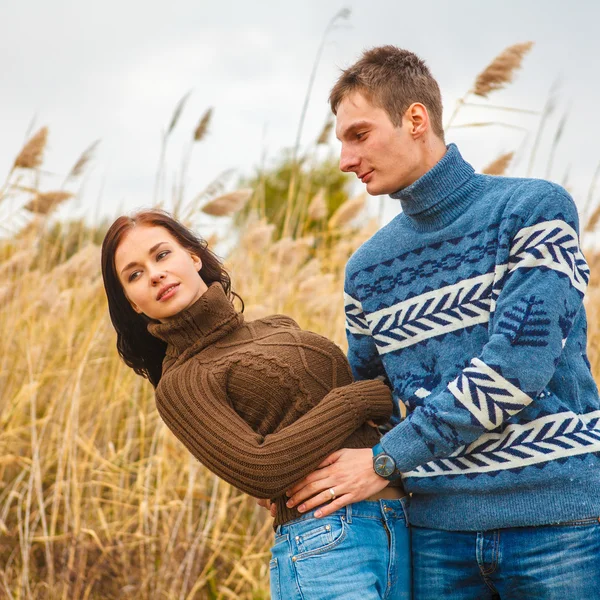 Couple embrasse sur le rivage de l'étang dans le parc — Photo