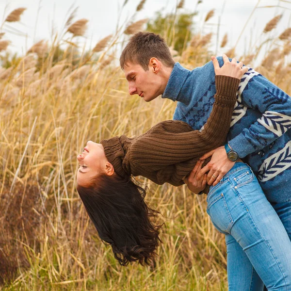 Pareja abraza en la orilla del estanque en el parque —  Fotos de Stock