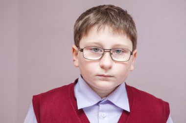 Kameraya bakarak gözlüklü çocuk