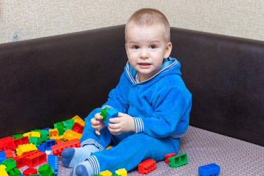 kanepede Oluşturucu oynayan küçük çocuk