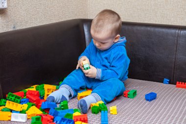 kanepede Oluşturucu oynayan küçük çocuk