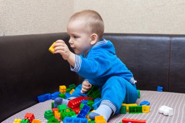 kanepede Oluşturucu oynayan küçük çocuk