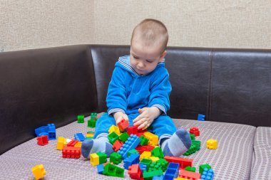 kanepede Oluşturucu oynayan küçük çocuk