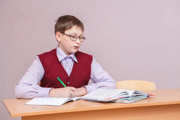 Bir Resepsiyon yazılı olarak oturan gözlüklü çocuk — Stok fotoğraf