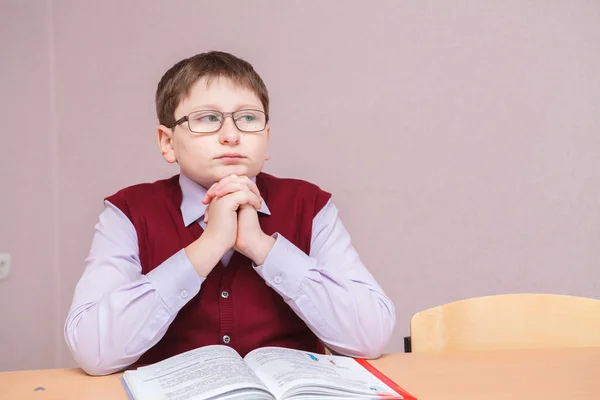 Niño con gafas sentado en el pensamiento —  Fotos de Stock