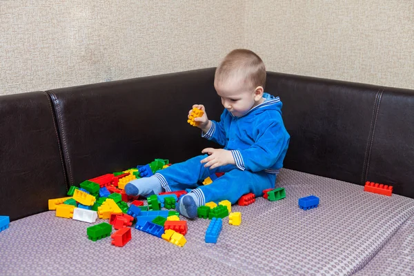 Mały chłopiec gra w Konstruktorze na kanapie — Zdjęcie stockowe