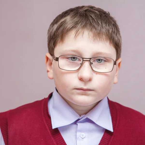 Junge mit Brille blickt in die Kamera — Stockfoto