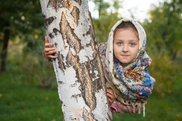 公園の木の下でスカーフで美しい少女 — ストック写真
