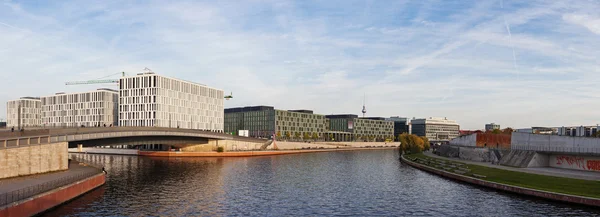 Moderne Architektur am Ufer der Spree in Berlin — Stockfoto