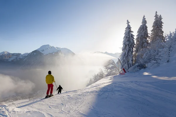 Esquiadores Partiendo en una Pista en Morzine, Francia — Foto de Stock